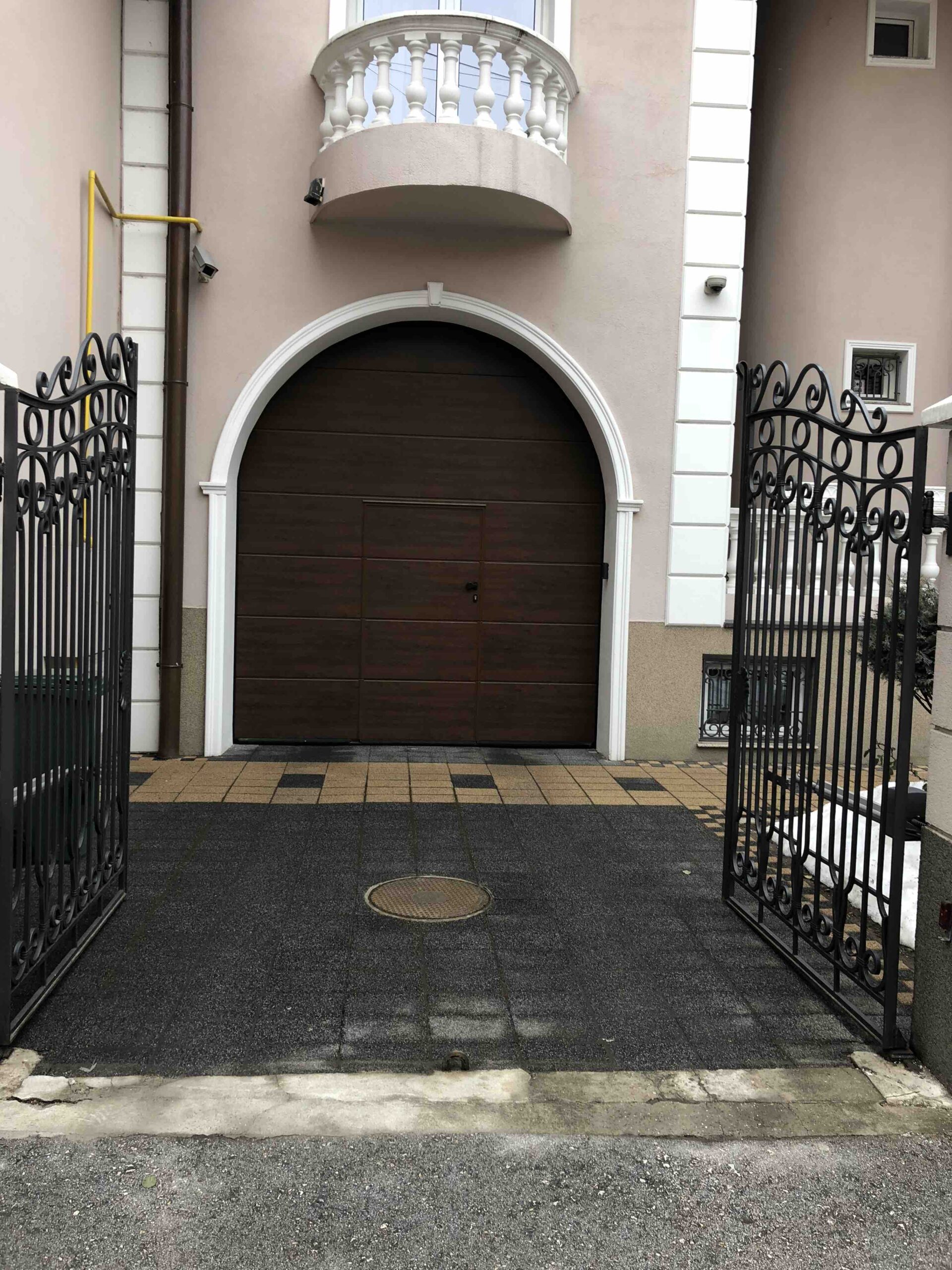 Garažna vrata sa pešačkim vratima: Idealna rešenja za ajnfort kapije