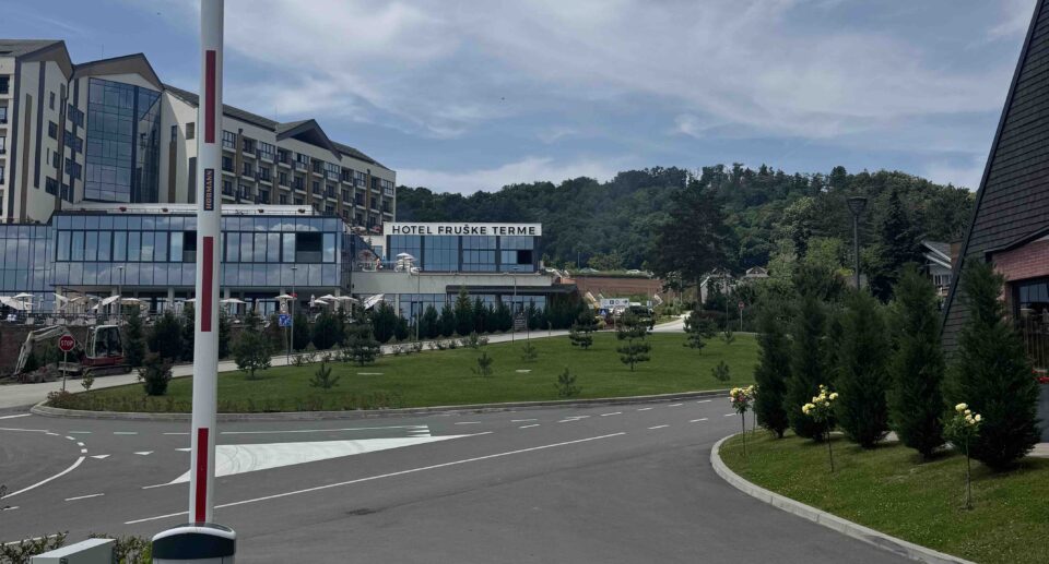 Rampa za zajedničko dvorište – rešenje za bezbedan i uredan pristup